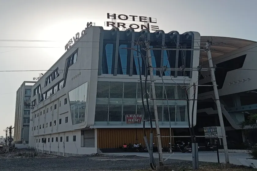 Hotel R R One - Image 1