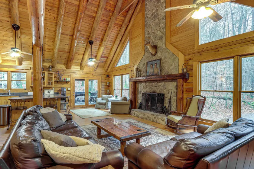 Groups Welcome! Cozy Creek-front Cabin in Old Fort - Image 1