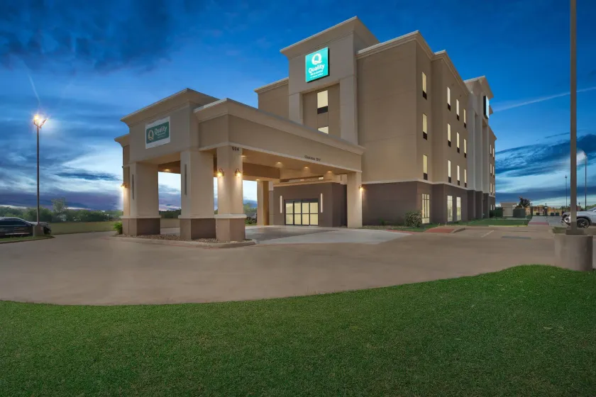 Quality Inn & Suites Pearsall - Image 1