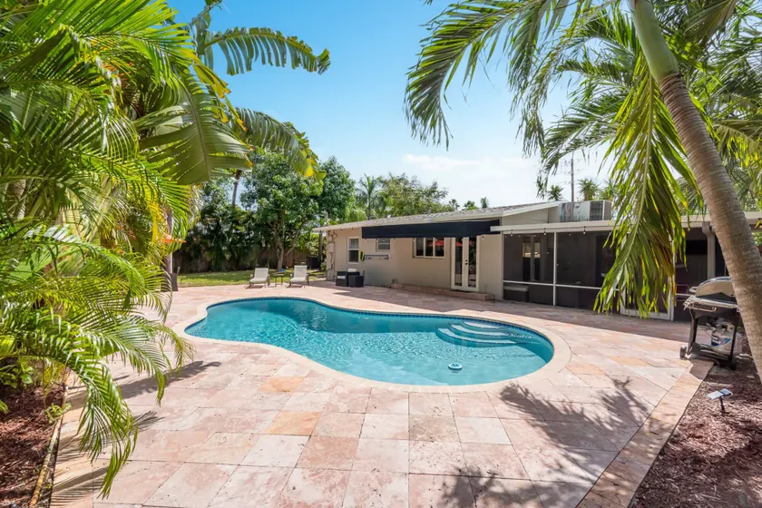Wills off Wilton Drive 2 bed and 1 bath plus Den with Heated Pool - Image 1
