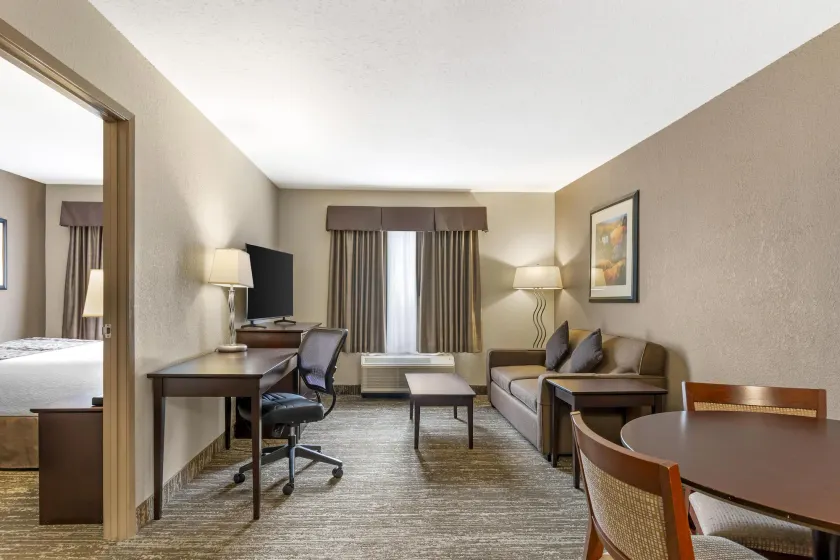 Best Western Plus Pembina Inn & Suites - Image 1