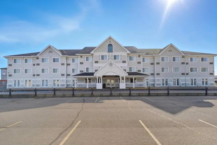 Country Inn & Suites by Radisson, Saskatoon, SK - Image 1
