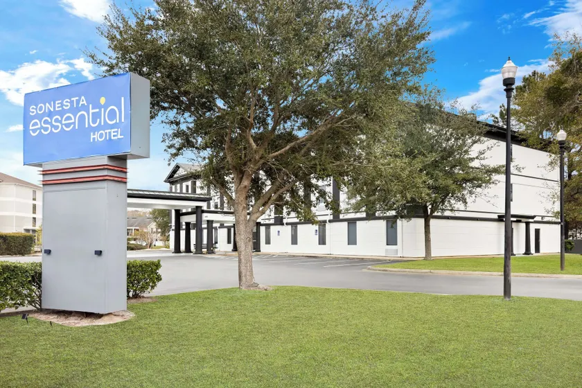 Sonesta Essential Savannah - Image 1