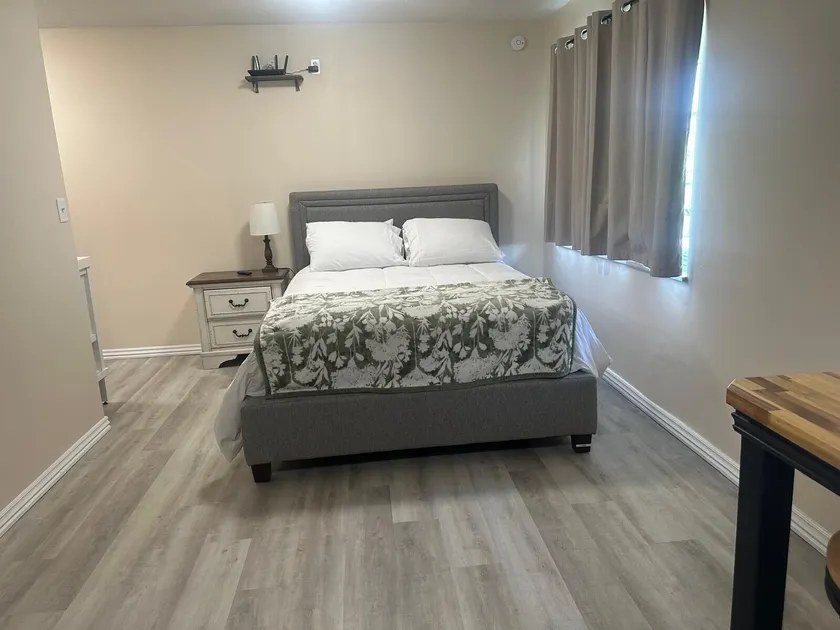 Oakland Courtyard - Room