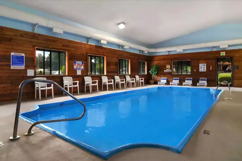 Super 8 by Wyndham Paris - Image 1
