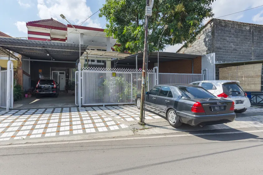RedDoorz near Batik Tulis Celaket 2 - Image 1