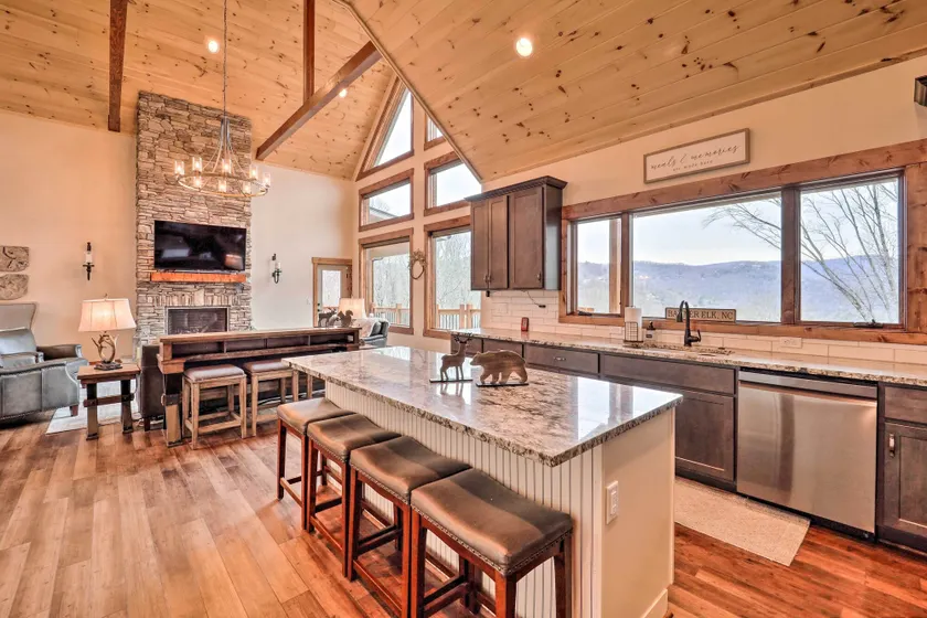 Mountainside Family Retreat w/ Deck in Banner Elk! - Interni