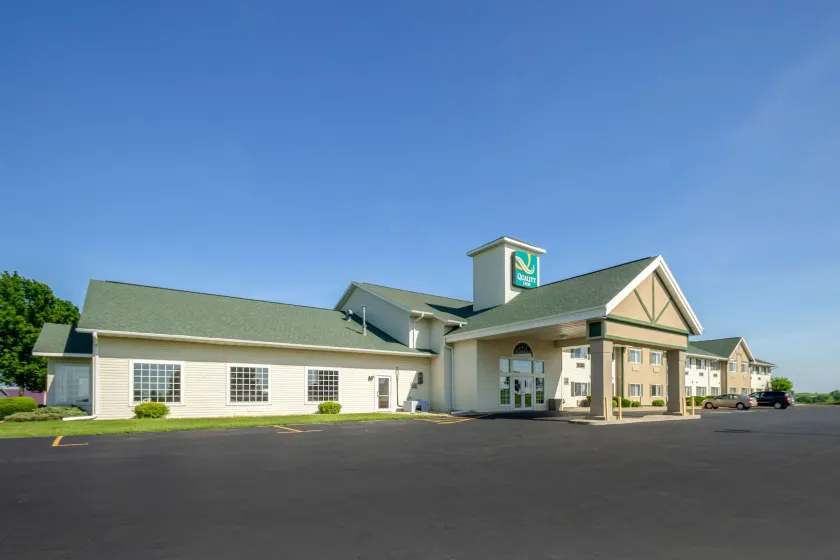 Quality Inn Mineral Point - Image 1