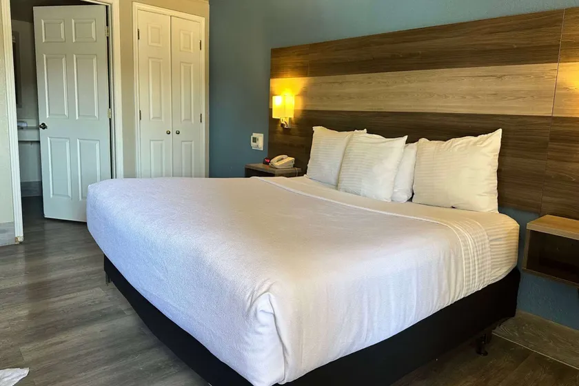 Days Inn by Wyndham San Diego Vista - Image 1