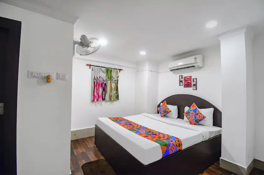 Goroomgo Royal Oak Guest House Nabapally Sector 4 Kolkata - Image 1