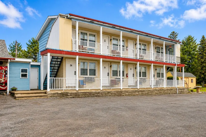 OYO Hotel Starlite Seneca Falls - Image 1