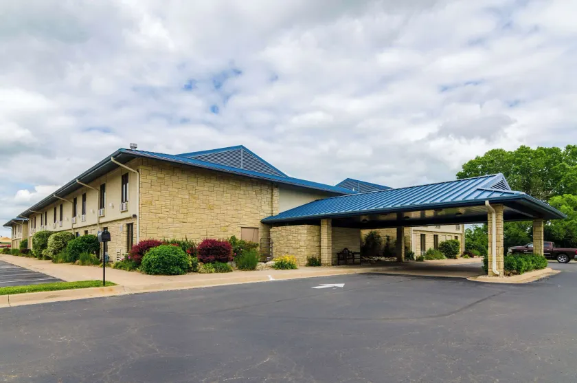 Quality Inn & Suites Winfield - Image 1