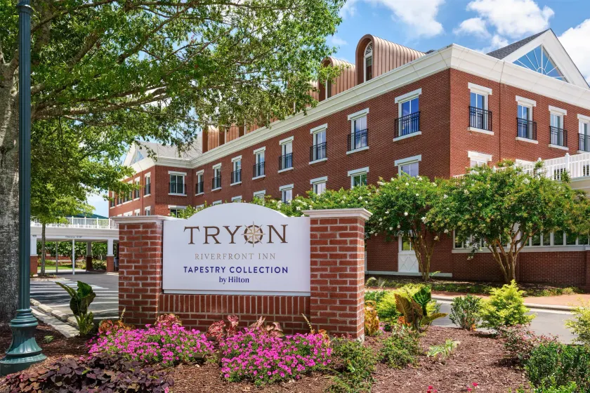 Tryon Riverfront Inn New Bern, Tapestry - Image 1