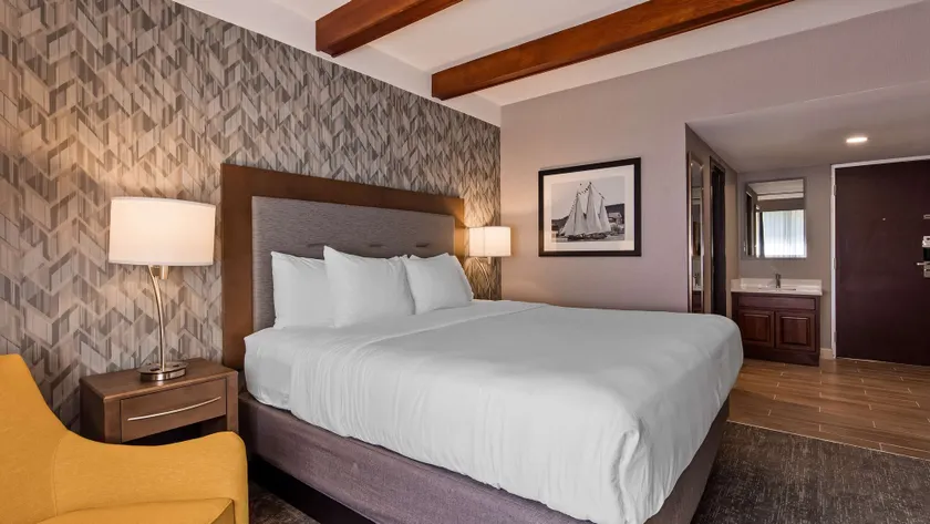Best Western Plus Portsmouth Hotel & Suites - Image 1