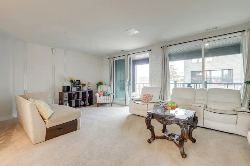 Townhome at Laurel Park: Modern & Spacious Getaway - Image 1