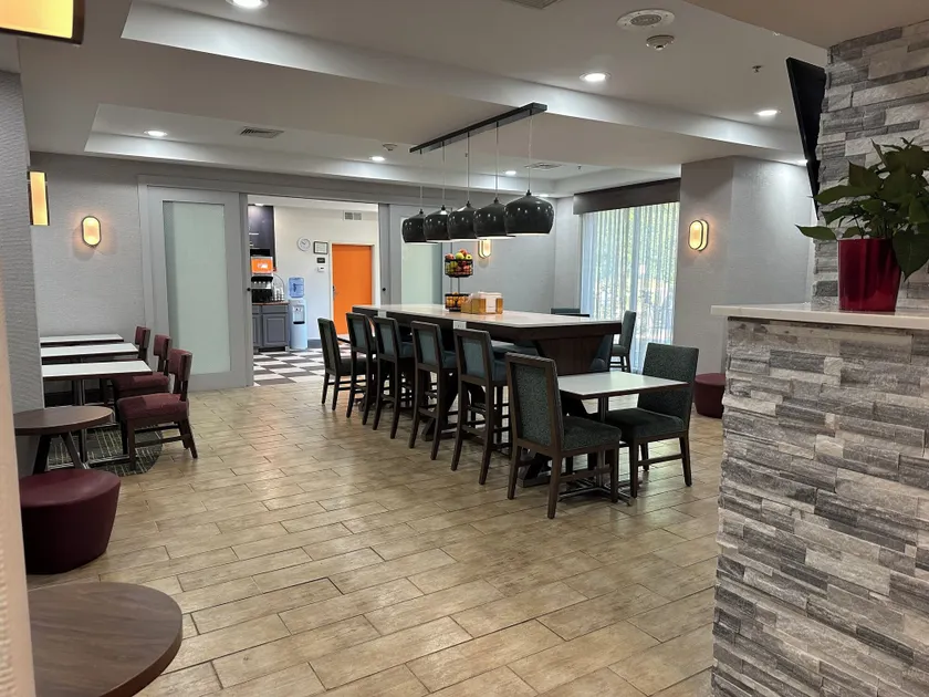 Hampton Inn Brattleboro - Image 1