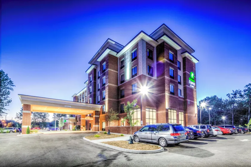 Holiday Inn Express & Suites Cleveland/Westlake by IHG - Image 1