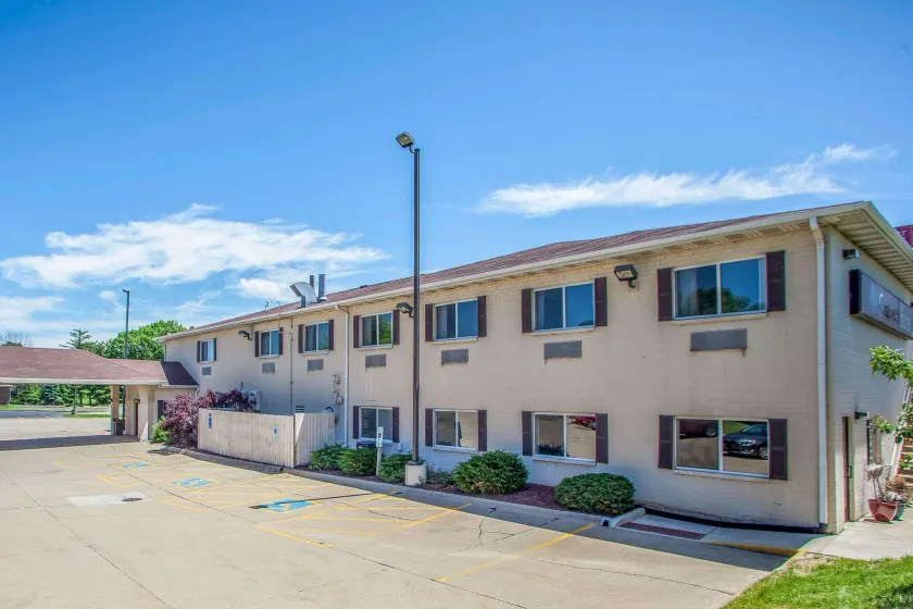 Comfort Suites Peoria I-74 - Image 1