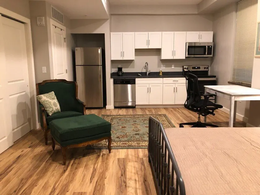 208 New Downtown Living Studio - Image 1
