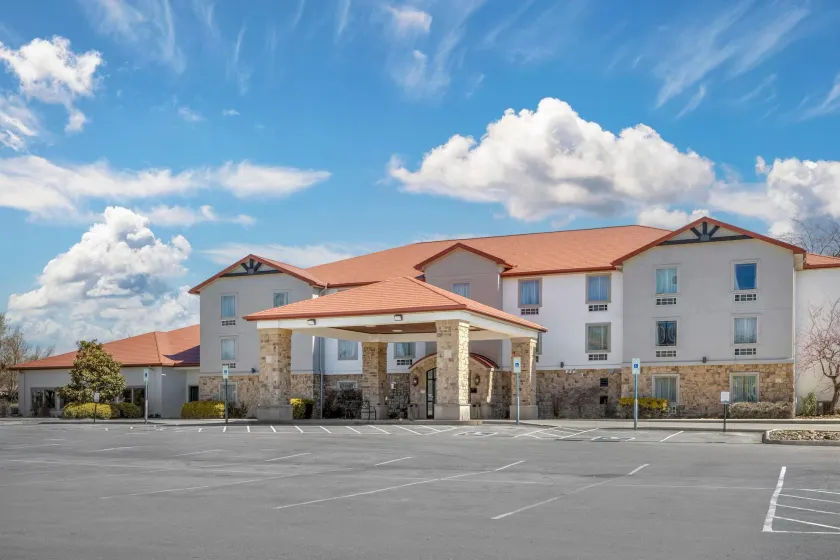 Quality Inn & Suites Monterey I-40 - Image 1