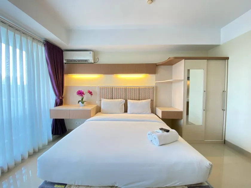 Homey Studio Room at 6th Floor Beverly Dago Apartment By Travelio - Værelse