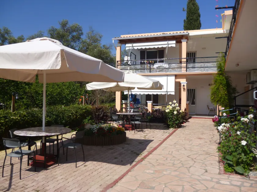 Kostas Apartments & studios - Image 1