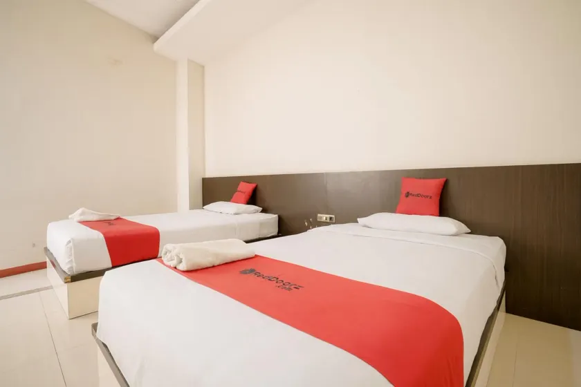 RedDoorz near Pantai Pede - Image 1