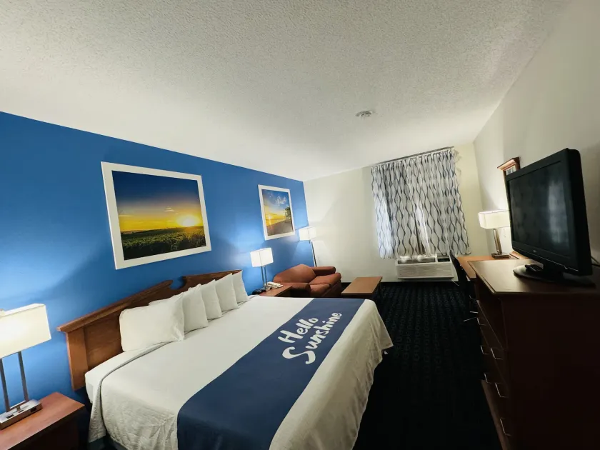 Days Inn & Suites by Wyndham Cambridge - Image 1