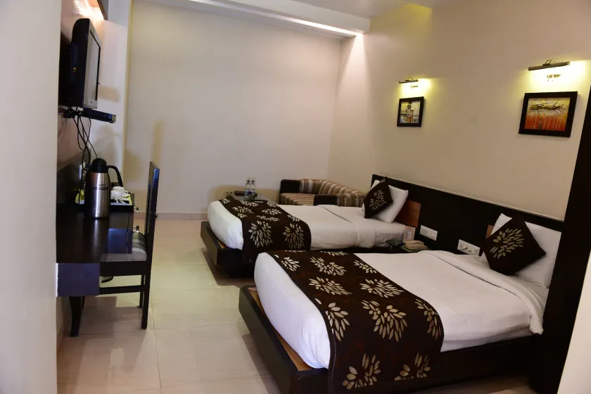 Hotel Ravisha Continental - Image 1