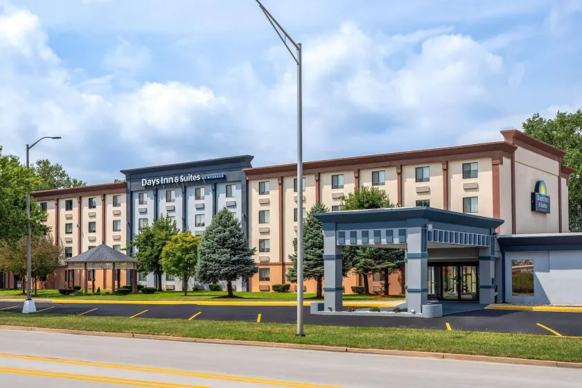 Days Inn and Suites by Wyndham Hammond, IN - Image 1