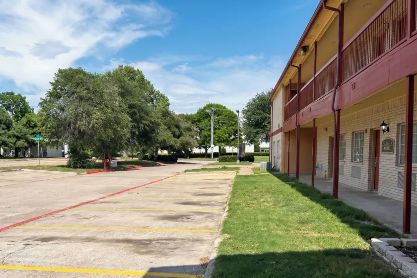 Garland Inn & Suites near Dallas TX - Image 1