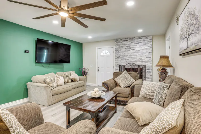 3 Mi to Desert Diamond Arena: Peoria Home w/ Yard! - Image 1