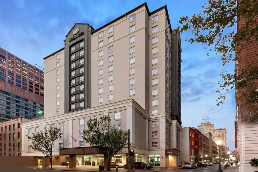 La Quinta Inn & Suites by Wyndham New Orleans Downtown - Image 1