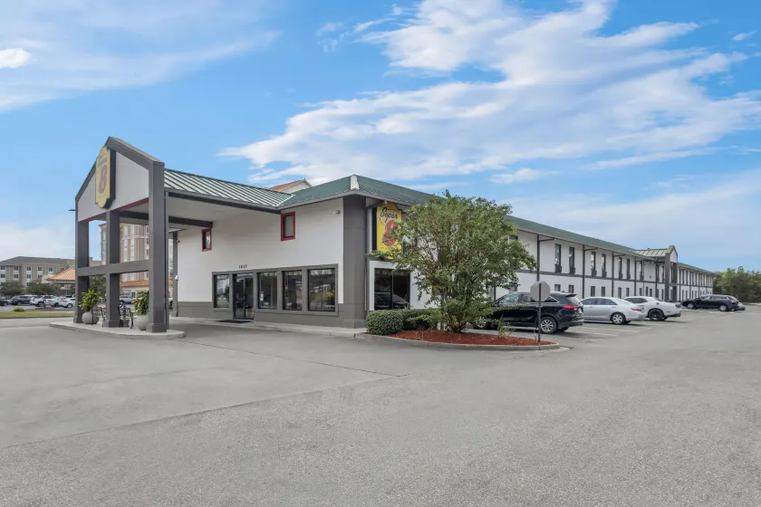 Super 8 by Wyndham Valdosta GA I-75 - Image 1