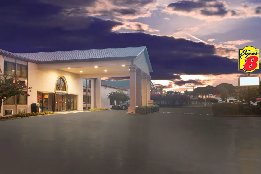 Super 8 by Wyndham Oxford MS University Area - Image 1