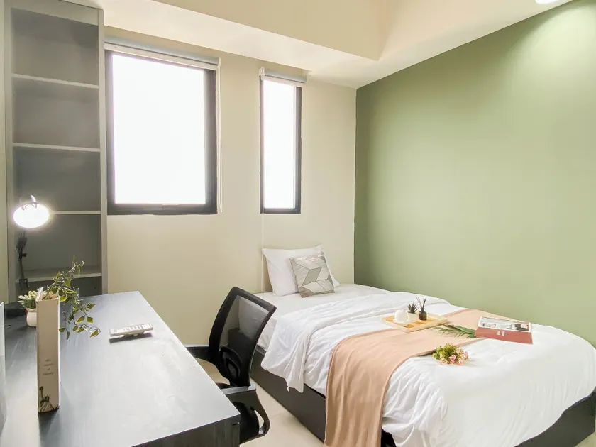 Comfort 1BR Apartment at Evenciio Margonda By Travelio - Image 1