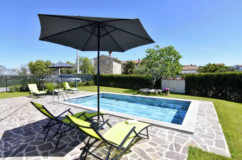Relaxing holiday home with shared pool - Image 1