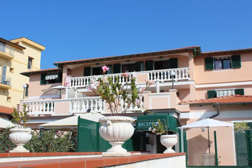 Del Prado - Image 1