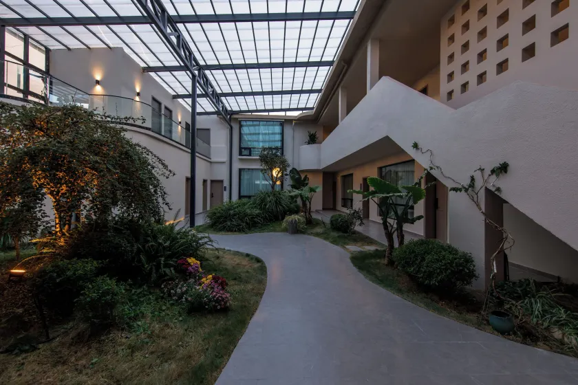 Shangri La Yi Shan Ban Yun Inn - Image 1