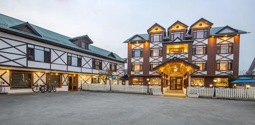 Apple Orchard Resort & Spa - Overlooking Zabarwan Mountain - Image 1