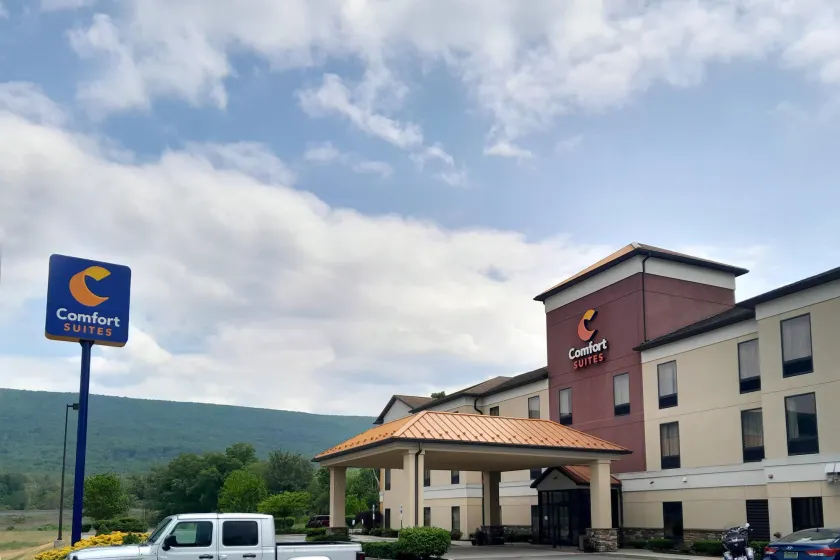 Comfort Suites Altoona North - Image 1