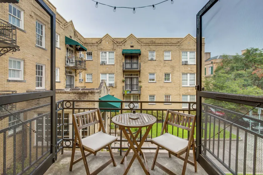Walkable Savannah Escape in Historic District! - Image 1