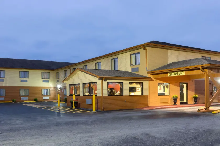 Super 8 by Wyndham Richmond - Image 1