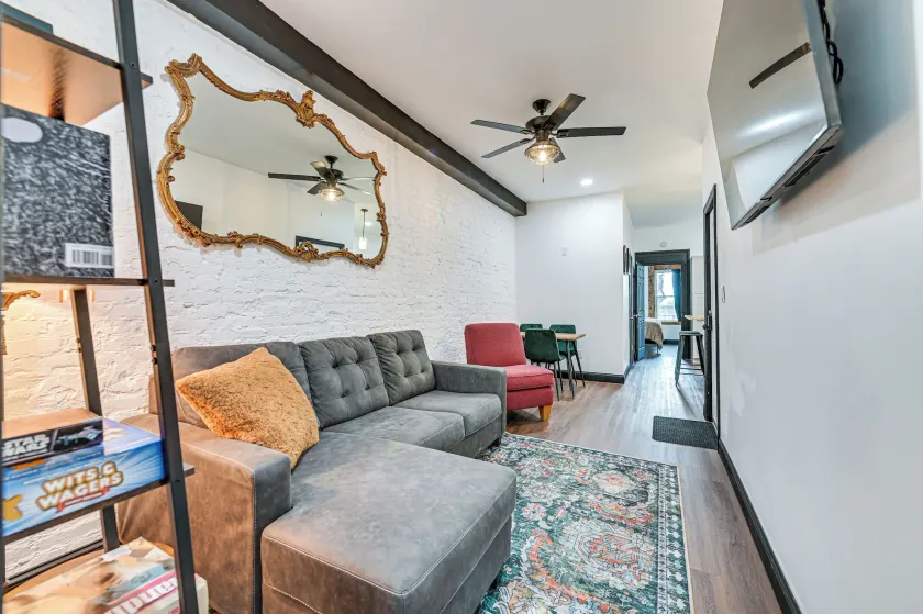 Walk to Dtwn Albany! Extended Escape w/ Deck - Image 1