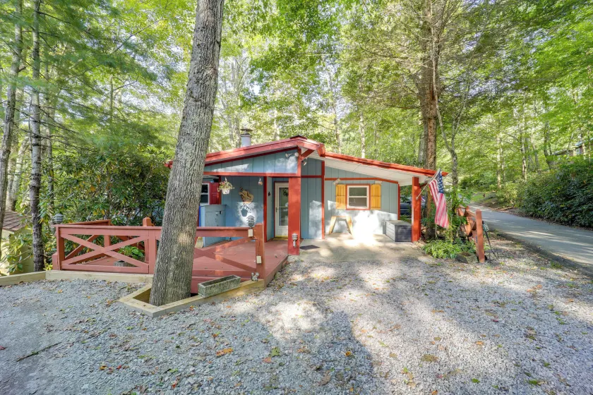Community Perks! Mountain Home w/ Deck in Newland - Image 1