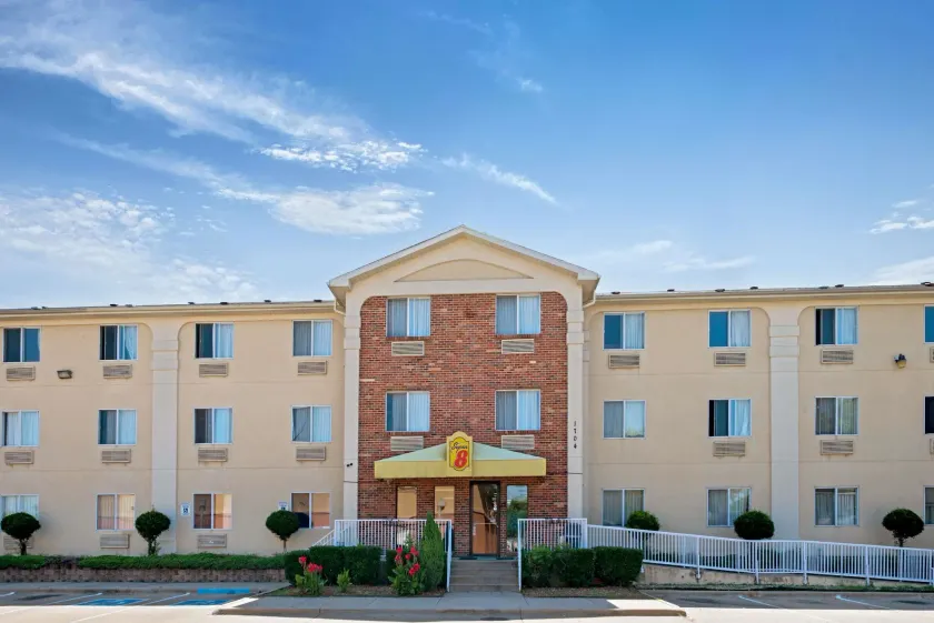 Super 8 by Wyndham Plano/Dallas Area - Image 1