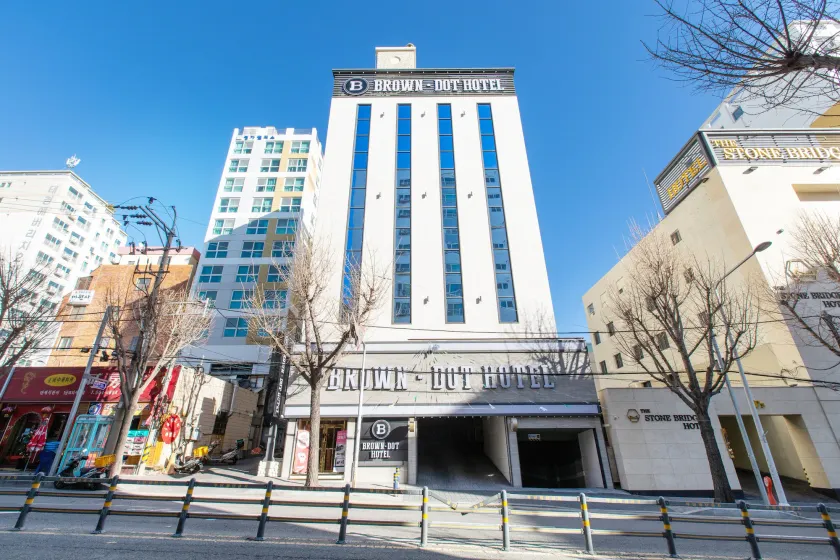 Brown Dot Hotel Minam - Image 1