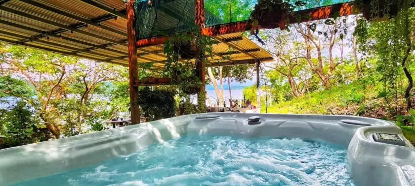 Teak house in a forest above the beach - Image 1