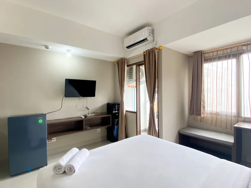 Well Furnished and Cozy Studio at LRT City Jatibening Apartment - Image 1