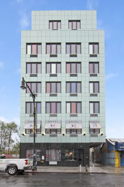 Hotel 365 Bronx - Yankee Stadium - Image 1